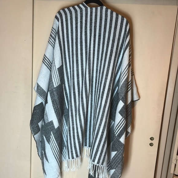 Modena Geometric Poncho with Fringe OS preowned black & white classic - Picture 6 of 8